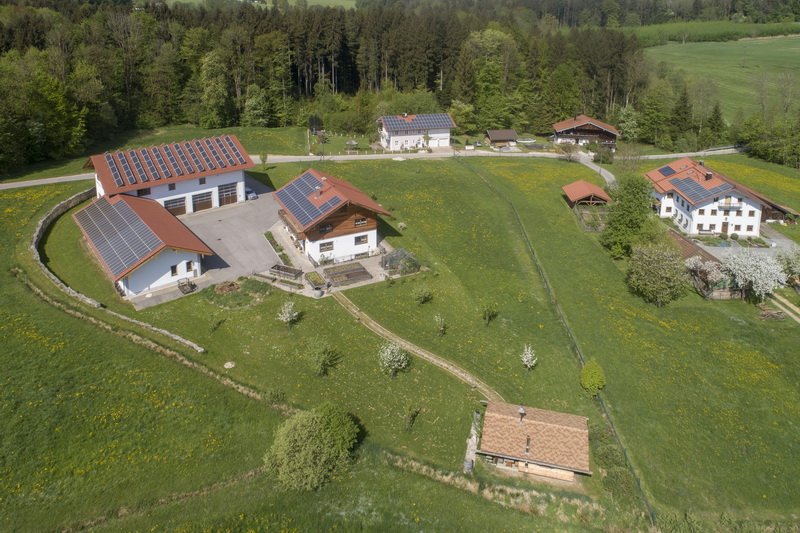 Luftbild des Betriebsgeländes von Elektro Hofmann in Wonneberg-Greinachtal